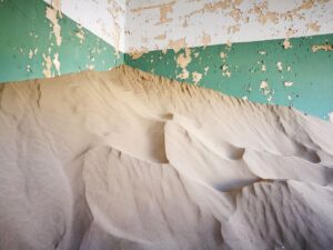 Kolmanskop - Sand dune inside building